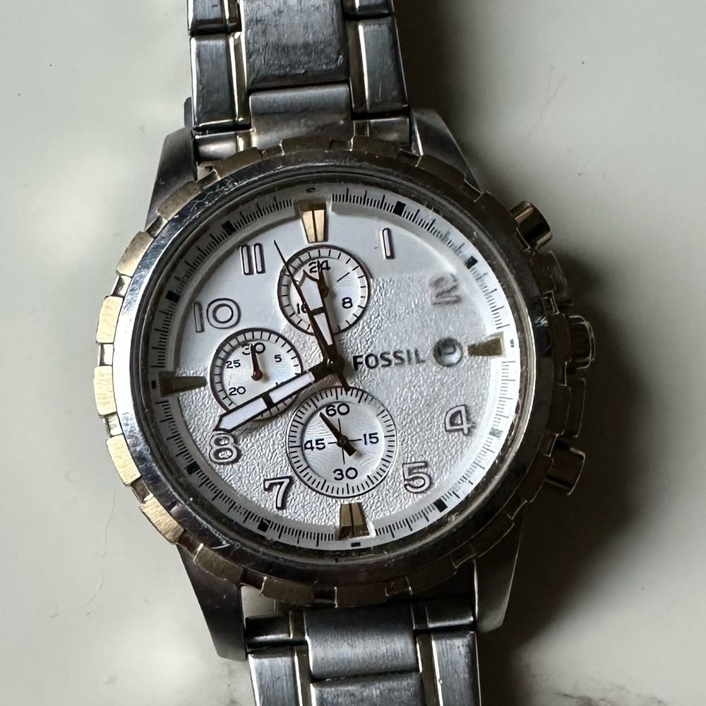 Y2K silver Fossil watch. Unisex. Excellent condition. Does not come with box.